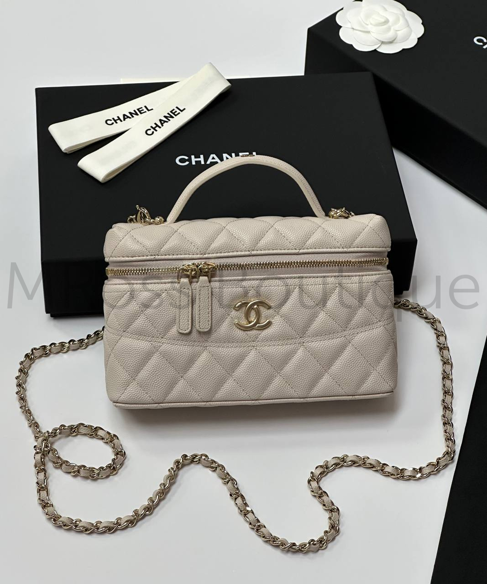 Молочная сумка Chanel прямоугольная с золотой фурнитурой