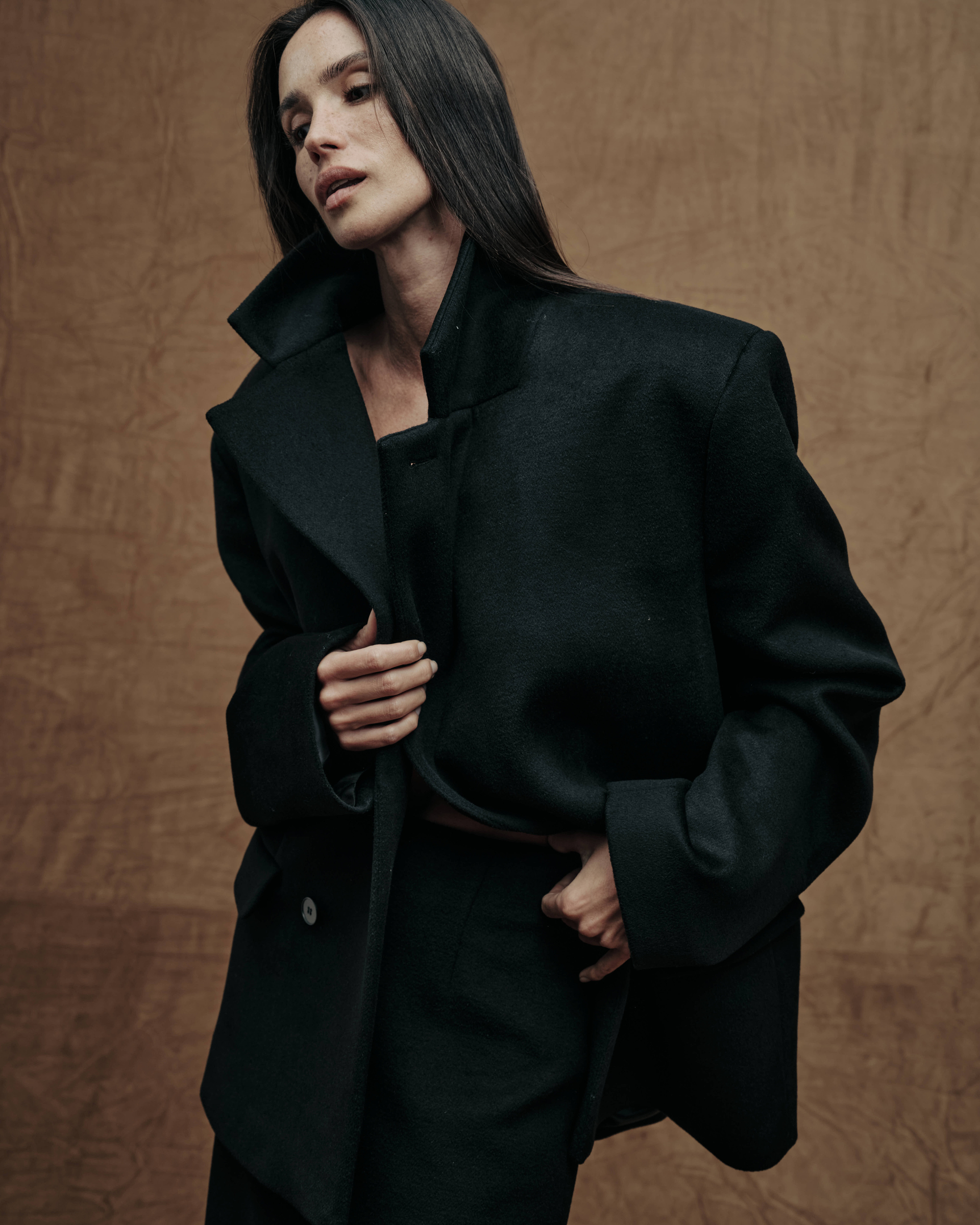 Черное полупальто из шерсти