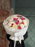 Букет из кустовой пионовидной розы, одноголовых роз, оксипеталума и хризантемы