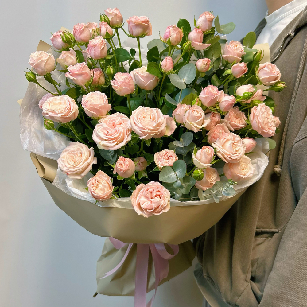 Букет из 15 кустовых пионовидных роз и эвкалипта в упаковке