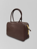 Сумка прямоугольной формы с короткими ручками из натуральной кожи с логотипом спереди