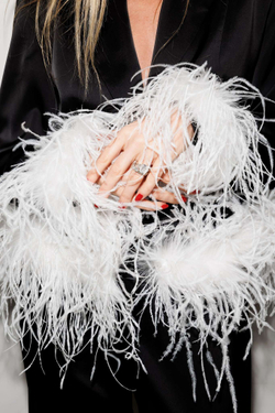 Костюм брючный с перьями