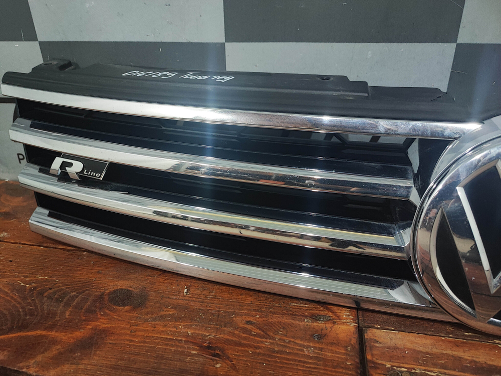 Решетка радиатора R-Line VW Touareg 2 14-18 Б/У Оригинал 7P6853653C