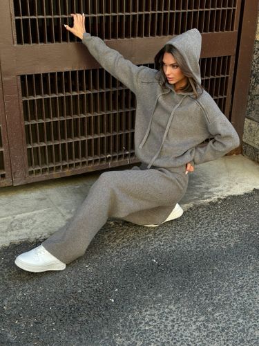 Женский шерстяной костюм в темно-сером цвете