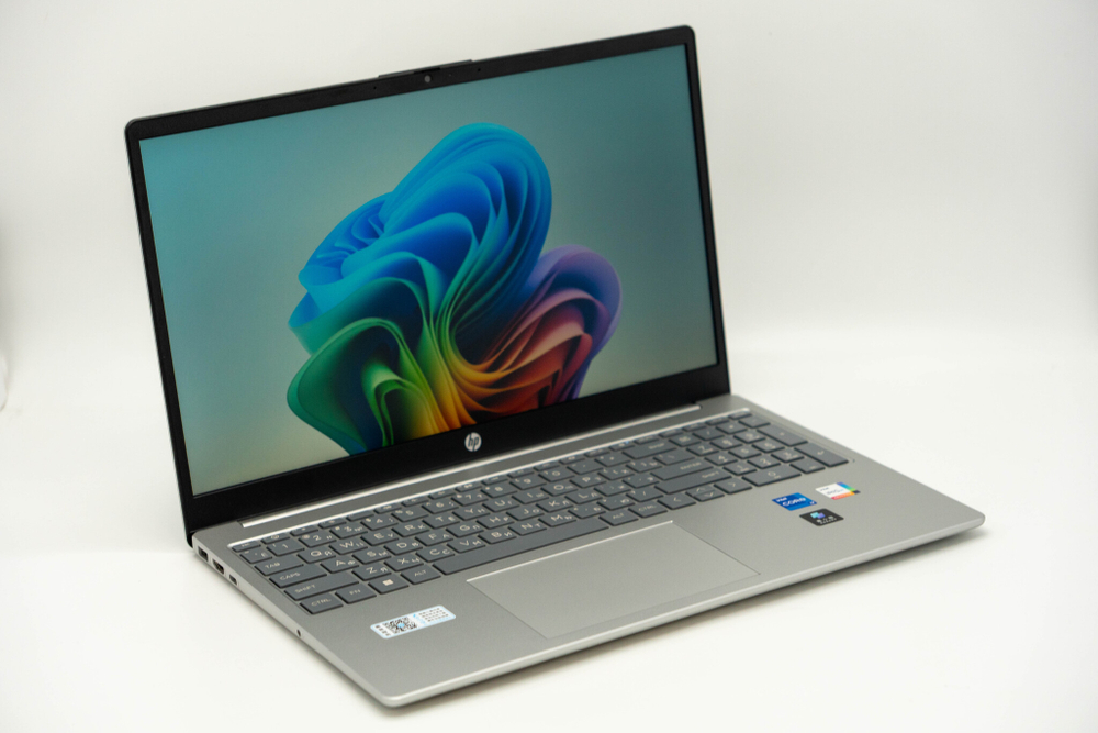 Ноутбук HP 15-fd0888TU Laptop 15 ( i7-1260P )