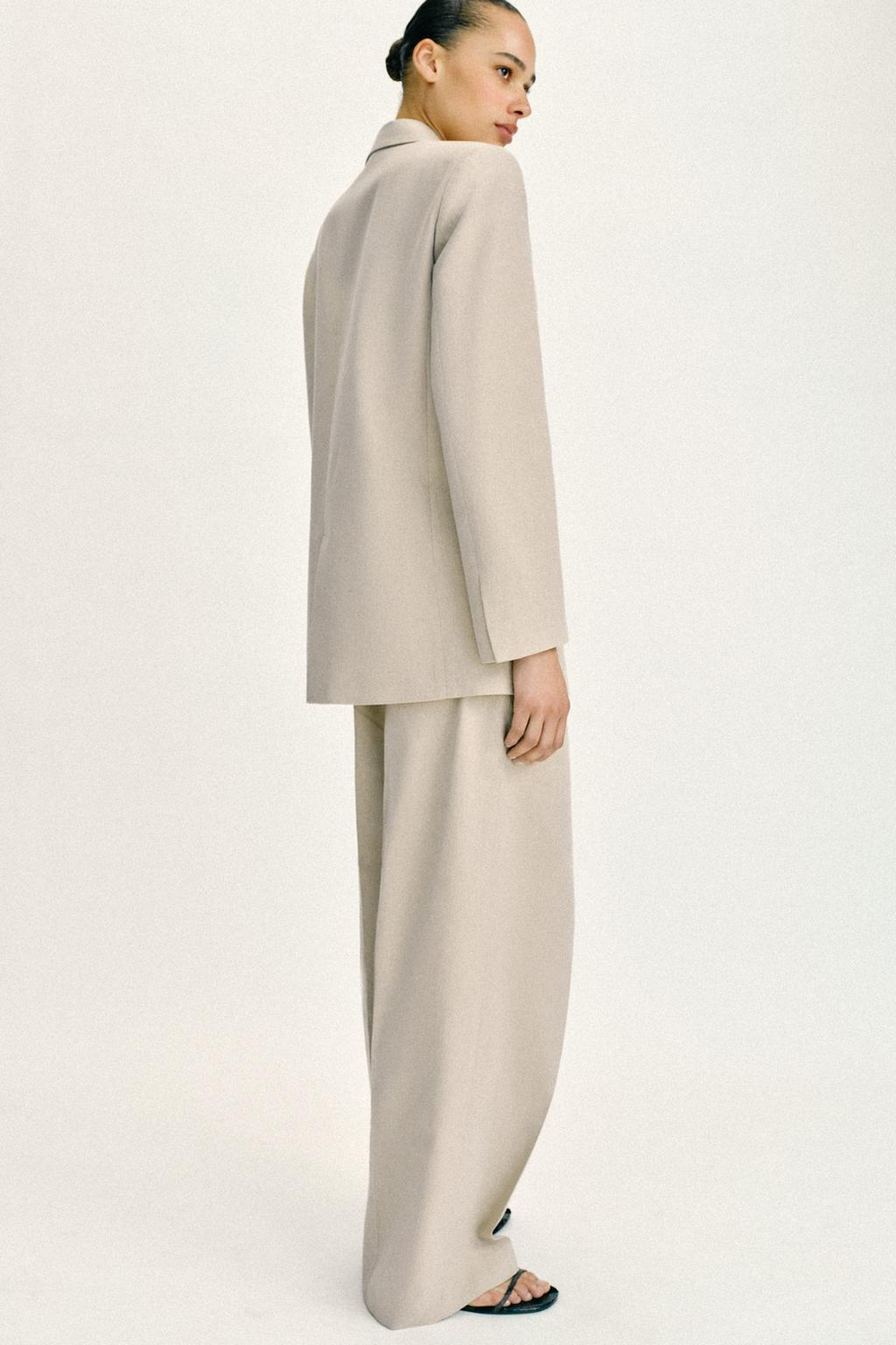 ZARA ПРЯМОЙ БЛЕЙЗЕР С ПОДПЛЕЧНИКАМИ И ДВУМЯ ПУГОВИЦАМИ, СВЕТЛО-БЕЖЕВЫЙ