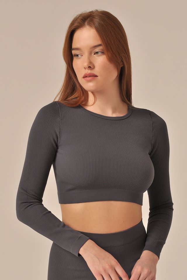 Кроп-топ графитовый с длинным рукавом в рубчик