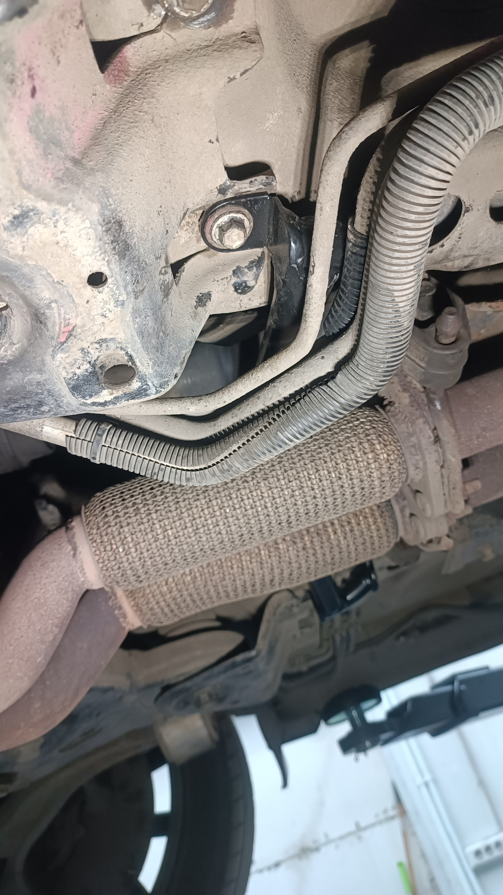 Распорка передняя нижняя под двойной выхлоп Ford Explorer 5 (ПОД ЗАКАЗ)