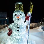 Светодиодная фигура "Снеговик на санках"