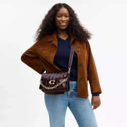 COACH СУМКА ЧЕРЕЗ ПЛЕЧО TABBY С ЦЕПОЧКОЙ И СТЕЖКОЙ, БОРДОВЫЙ