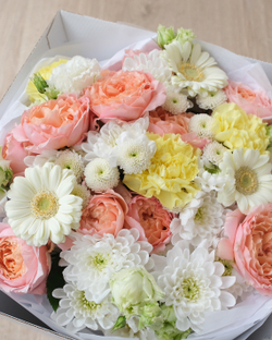 Дофаминовый букет с розами Джульетта, герберами и хризантемами