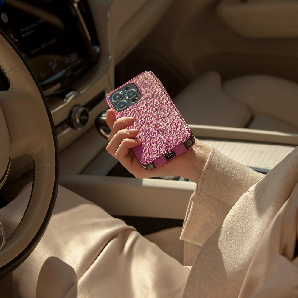 Чехол для iPhone 15 Pro из кожи сафьяно, цвета фуксии