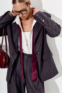 Приталенный пиджак "песочные часы" темно-серого цвета в полоску