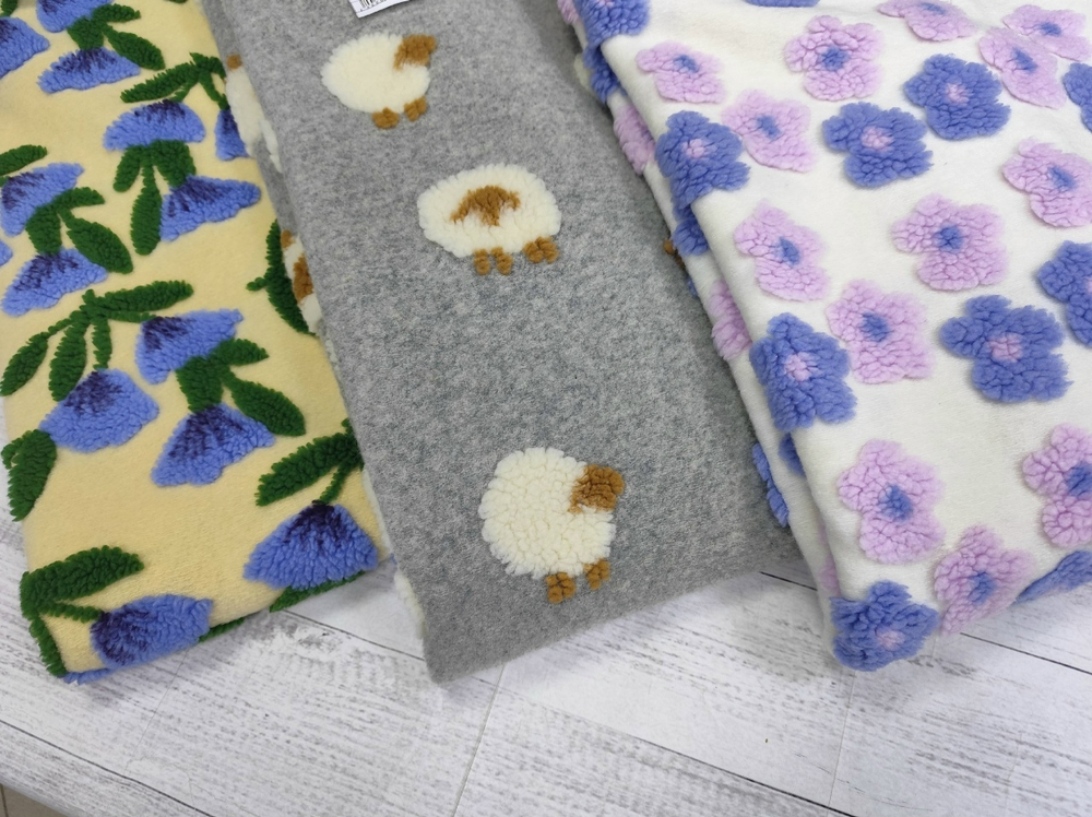 Альпака (шерпа) с объемным рисунком/ Васильки на молочном