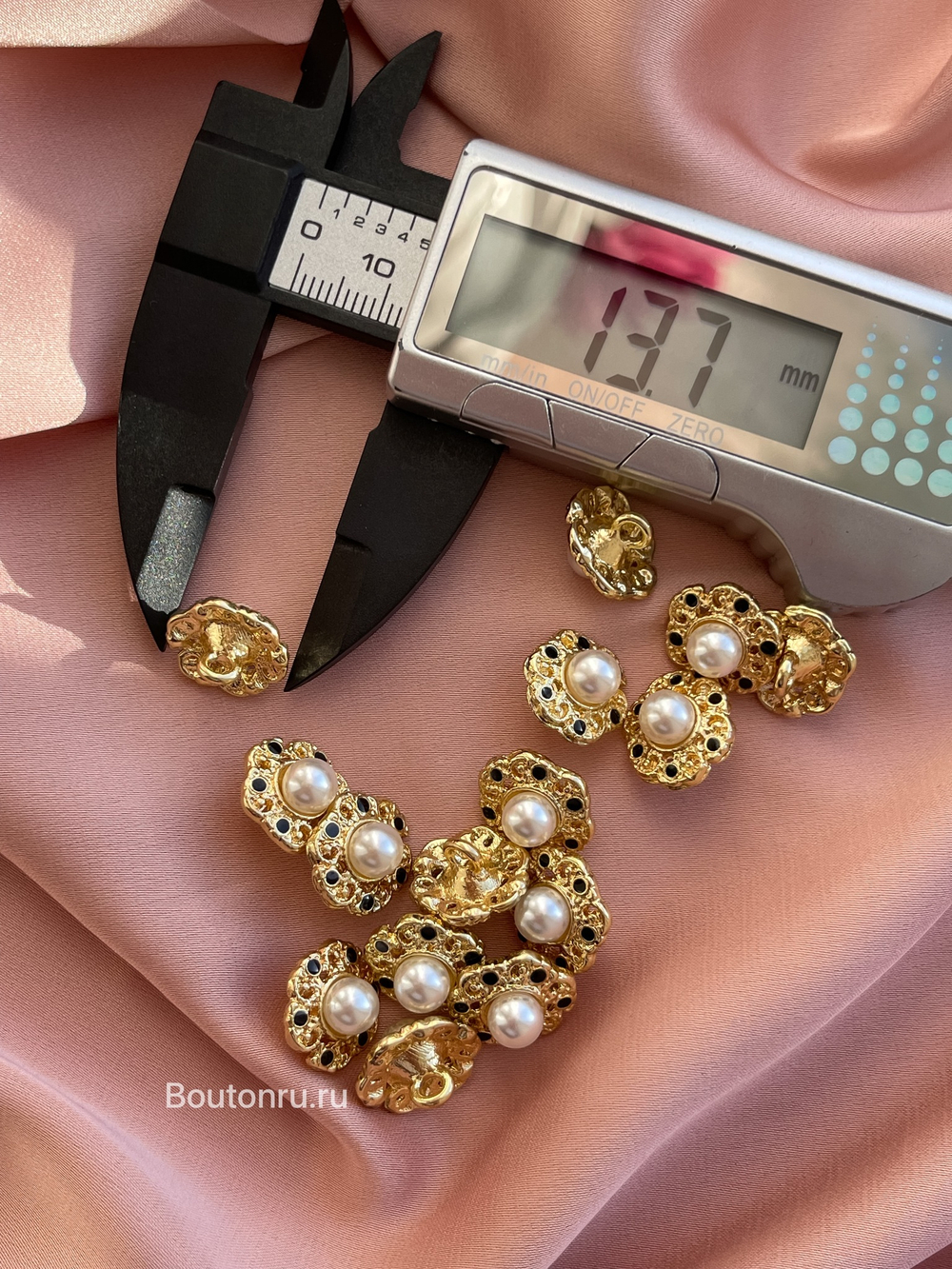 Пуговицы золото жемчуг цветок с черными точками
