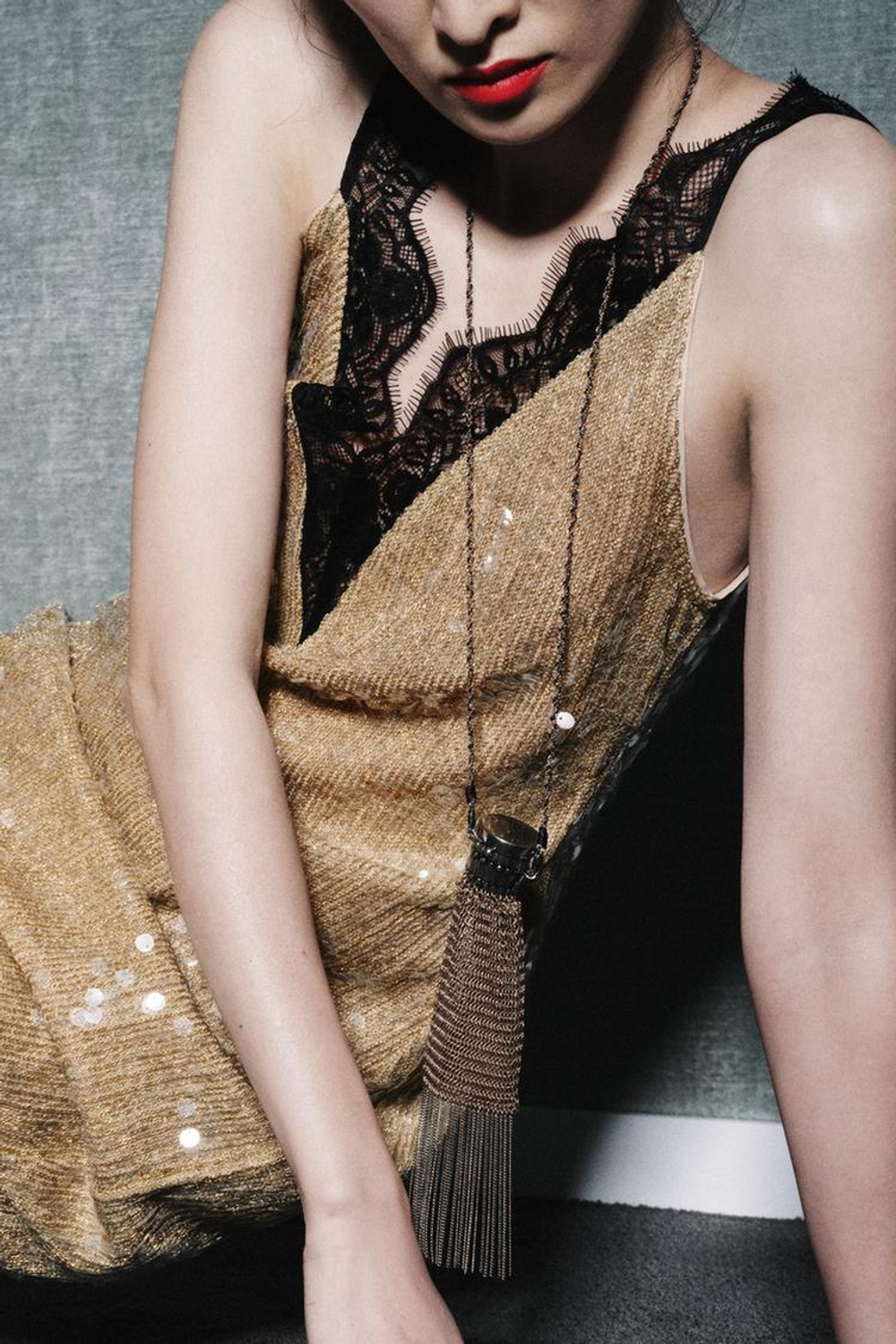 ZARA КОЛЬЕ С СУМКОЙ И БАХРОМОЙ, ЦВЕТ СОСТАРЕННОГО ЗОЛОТА