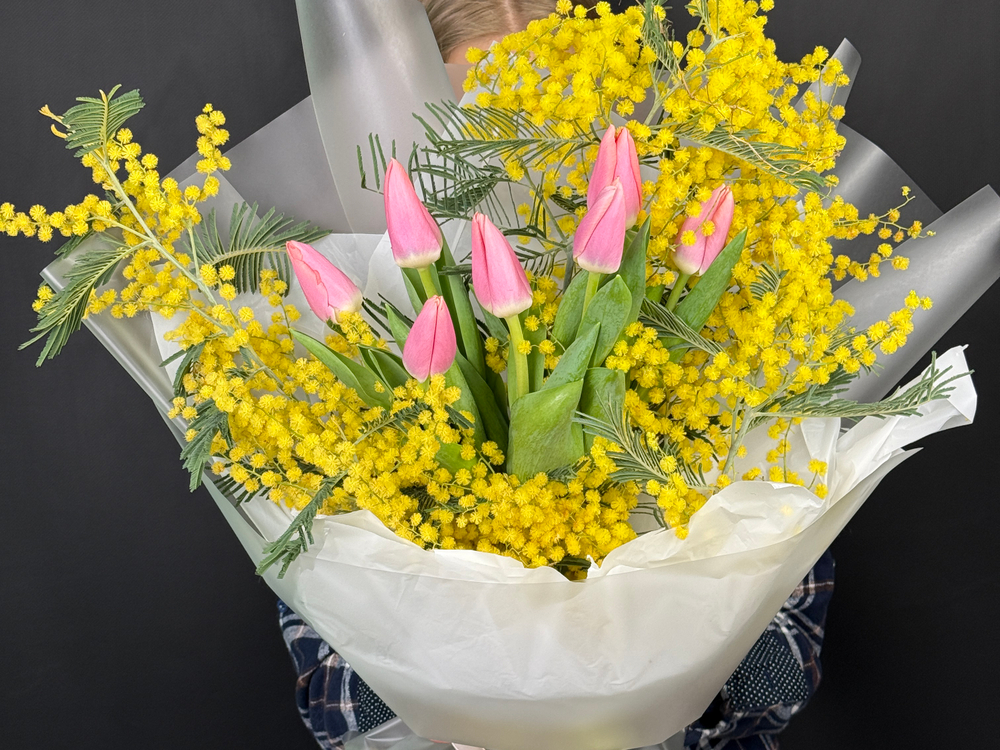 Мимоза и розовые тюльпаны