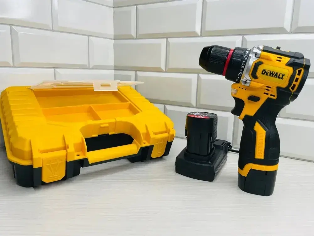 Шуруповерт бесщеточный аккумуляторный со стальным патроном DeWALT 18В