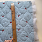 Курточная стежка Красные цветы на голубом фоне