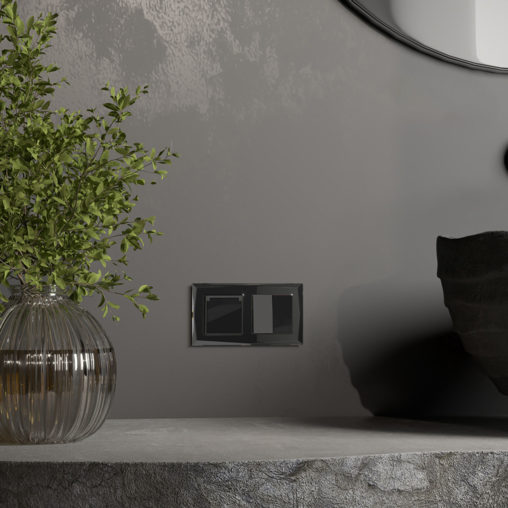 Розетка влагозащ. с зазем. с защит. крышкой и шторками (черный акрил)