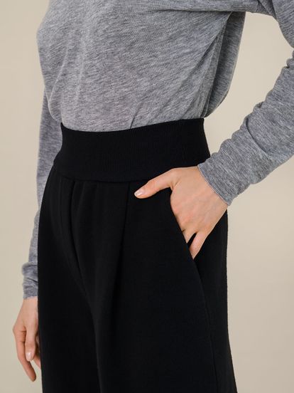 Женские свободные брюки черного цвета из шерсти - фото 5