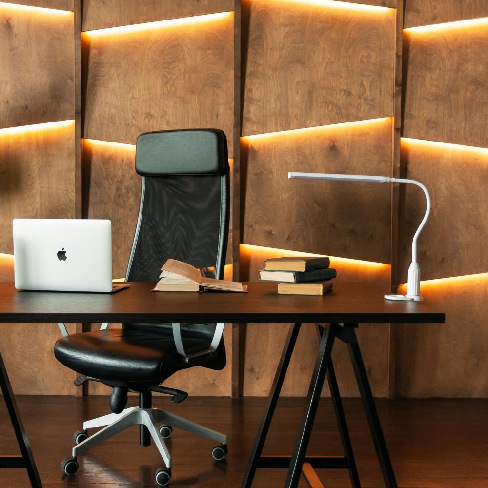 TLD-572 White-LED-500Lm-4500K-Dimmer Светильник настольный светодиодный на струбцине. 7W. Сенсорный выключатель. Диммер. Белый. ТМ Uniel