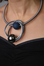 Колье графитовый и синий шары на серо-белой коже и сером текстиле