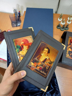 Книги подарочные в обложке из натуральной кожи "Мысли, афоризмы и шутки знаменитых мужчин. Мысли, афоризмы и шутки знаменитых женщин" (2 тома)