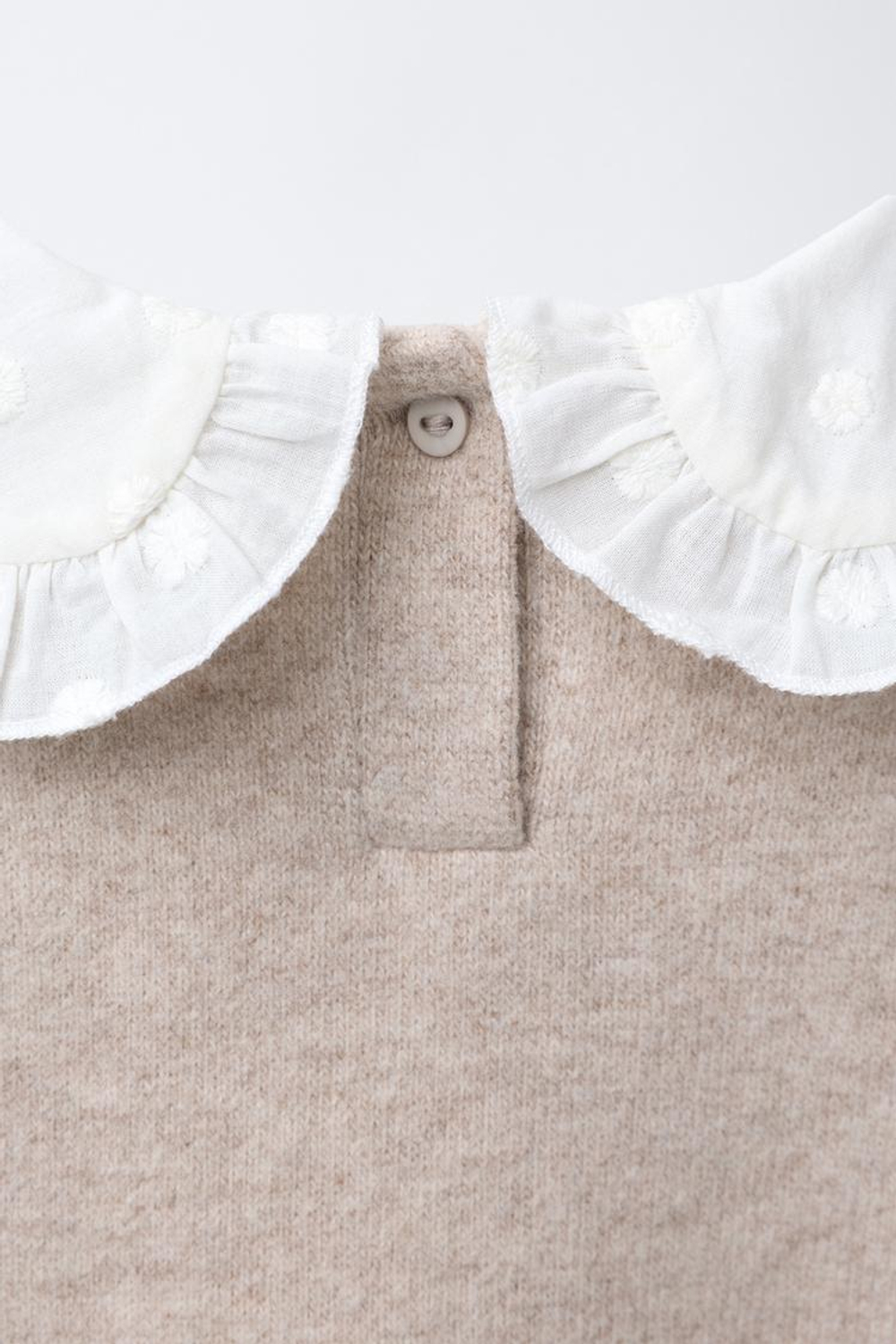 ZARA ФУТБОЛКА SOFT TOUCH С ВЫШИТЫМ ОТЛОЖНЫМ ВОРОТНИКОМ, ПЕСОЧНЫЙ МЕЛАНЖ