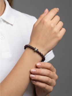 Фото браслета из натурального граната альмандин с шармом кошка из серебра на модели