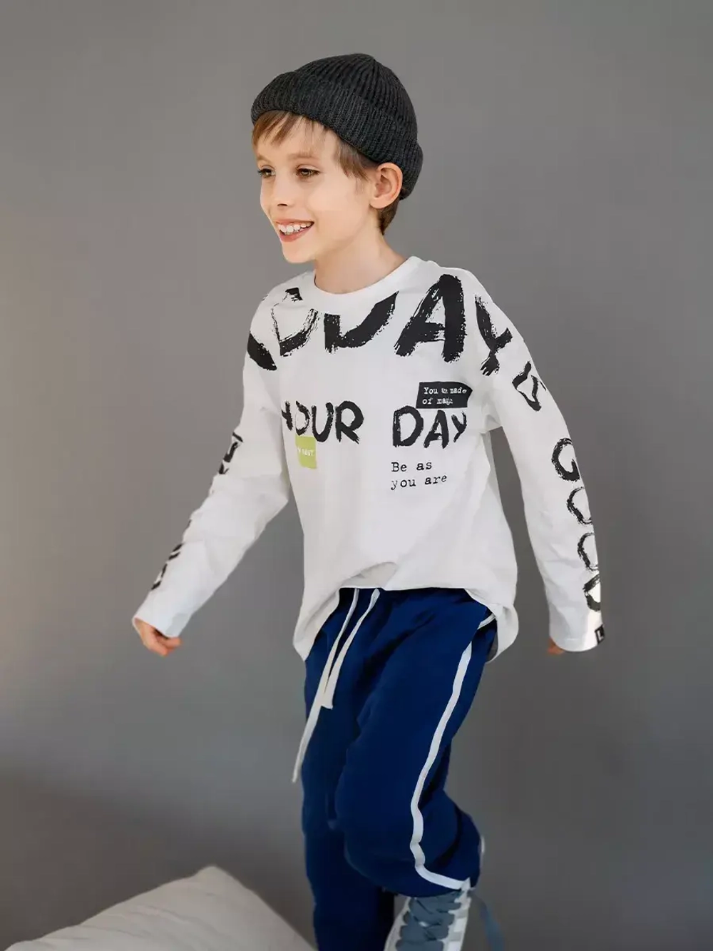 Белый лонгслив оверсайз для мальчика