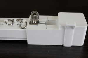 Электрокарниз AM980TV (вертикальное расположение электропривода) с управлением по радио и сухими контактами.