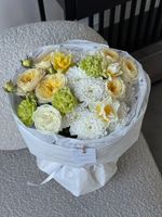 Букет из кустовых пионовидных роз, диантусов и нарциссов и хризантемы