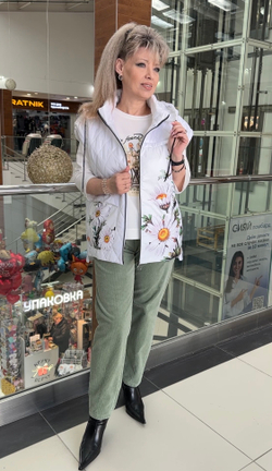 Белый стеганный жилет с принтом из ромашек