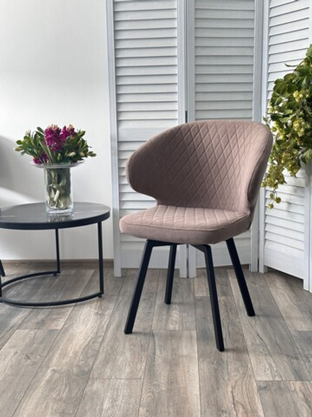 Стул М-City DISAUR Хилтон поворотный на 360 градусов, B5 Капучино, Велюр, Черный каркас