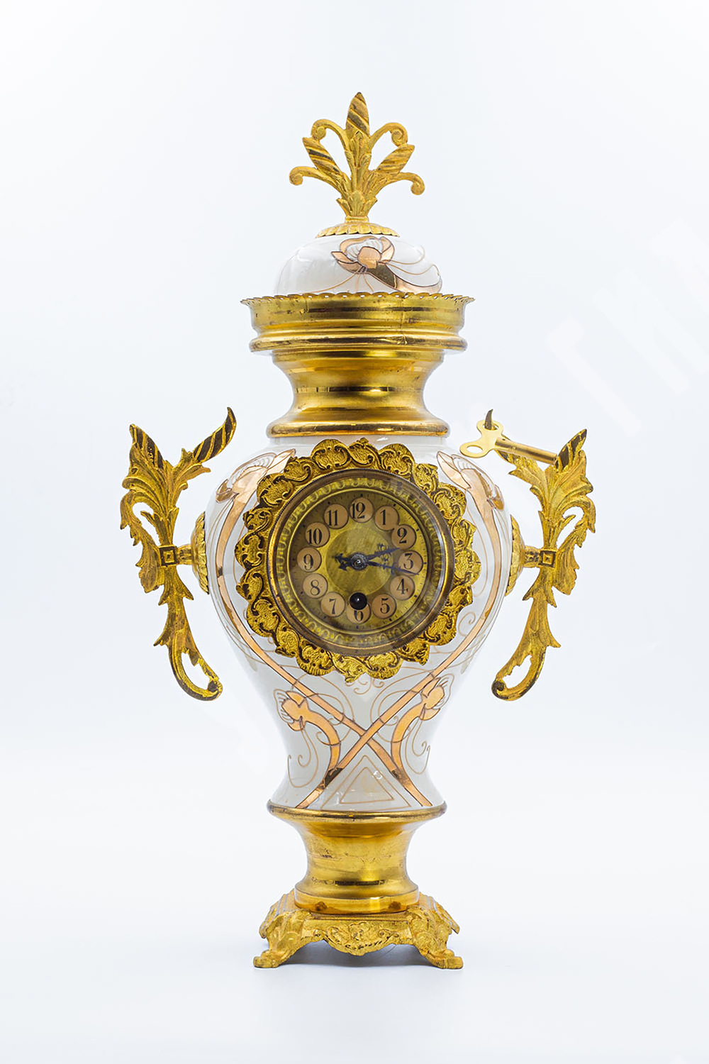 Фарфоровый часовой гарнитур с двумя жирандолями. Франция. Нач. XX в.