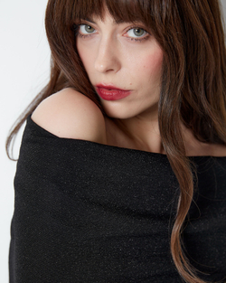 Платье с открытыми плечами с люрексом черный