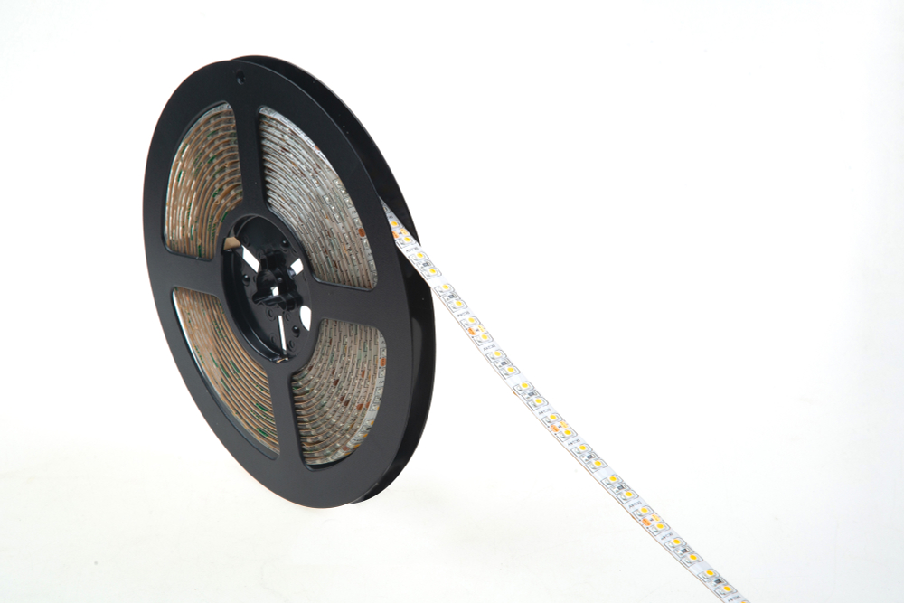 Лента светодиодная SMD тёпло-белая DC24V 9, 6W/m 3000K 600Lm/m 120д/м CRI>95 IP65,  упаковка 5 метров,  ширина 8мм,  высота 2мм,  самоклейкая