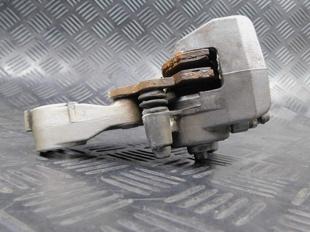 Суппорт задний Kawasaki ZZR 400 98 (с кронштейном) 053122