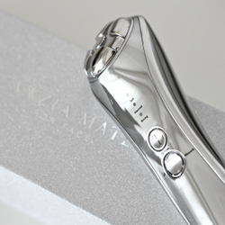 Бьюти-аппарат для ухода за лицом с EMS, LED, радиочастотами, ультразвуком и ионофорезом AXXZIA Mate For Face