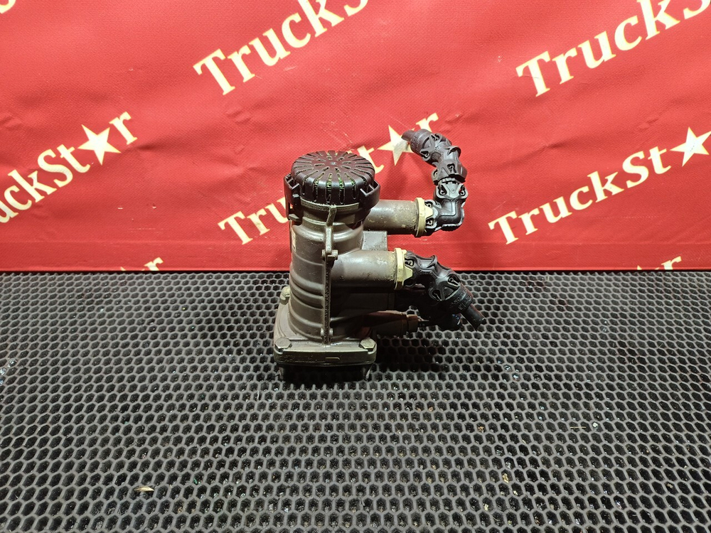 Кран управления тормозами прицепа