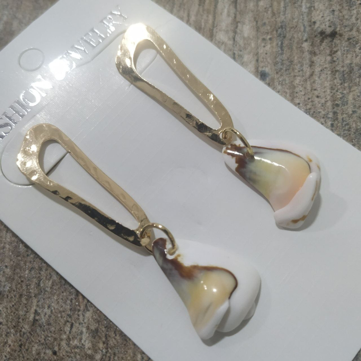 Серьги-гвоздики Ракушка срез треугольник удлиненный рамка металл золотистый