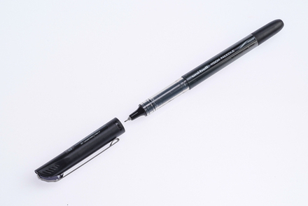 Ручка-роллер "Vision Needle" UNI черная 0.5мм корпус черный пластиковый