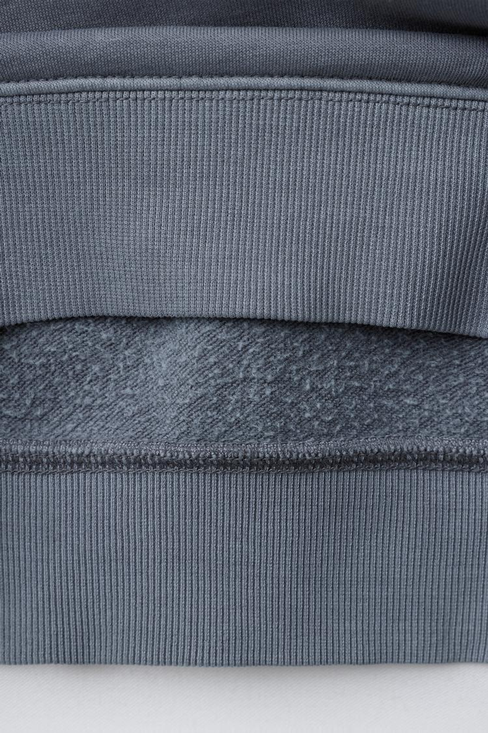 ZARA ТОЛСТОВКА ИЗ ТКАНИ С ЭФФЕКТОМ ПОТЕРТОСТИ С НАДПИСЬЮ, ГОЛУБОЙ