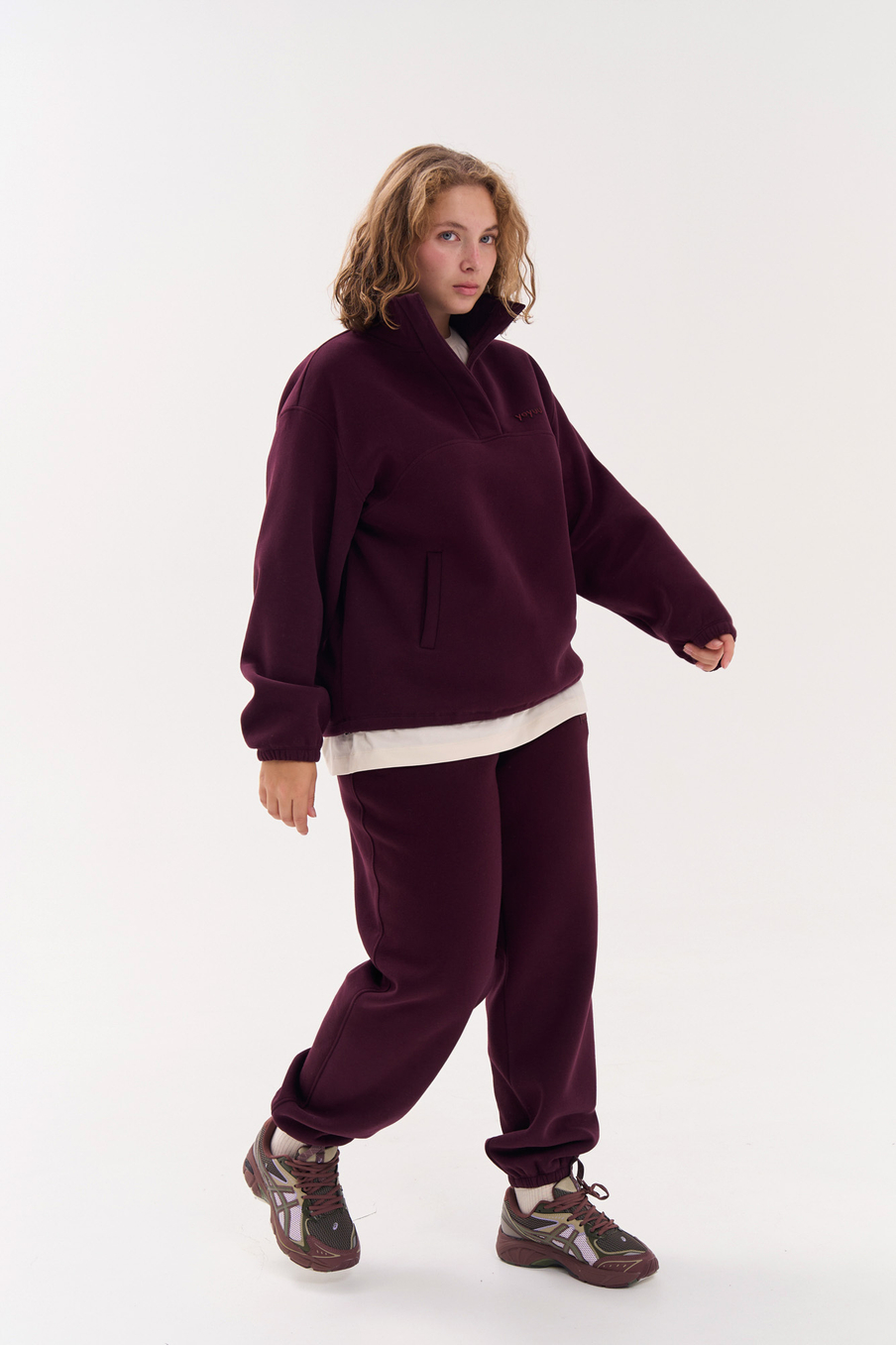 Свитшот с воротником на кнопках из футера с начесом в винном цвете
