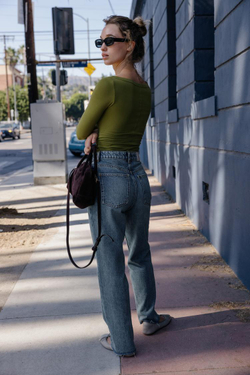 ZARA ФУТБОЛКА С ВЫРЕЗОМ «ЛОДОЧКА», ЦВЕТ ОЛИВКОВОГО МАСЛА