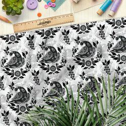 Ткань мембрана чёрные голуби и черника на белом фоне