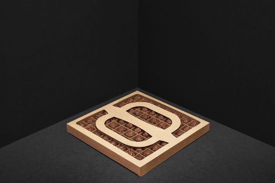 Упаковка с окном для 64 шоколадных конфет