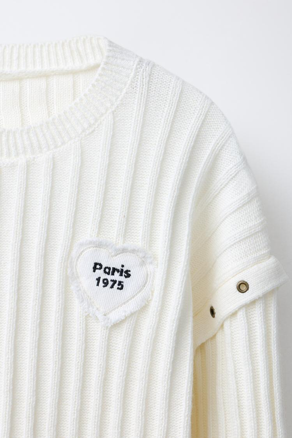 ZARA ВЯЗАНЫЙ ДЖЕМПЕР С НАШИВКОЙ В ВИДЕ СЕРДЦА, ЭКРЮ