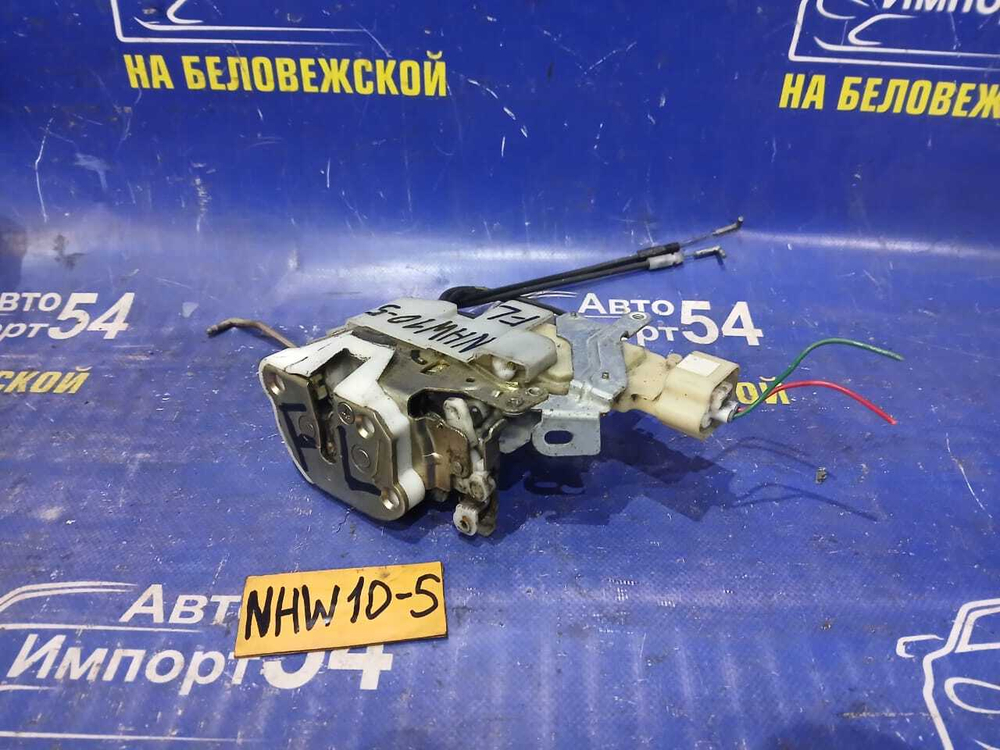 Замок двери передней левой TOYOTA PRIUS 1998